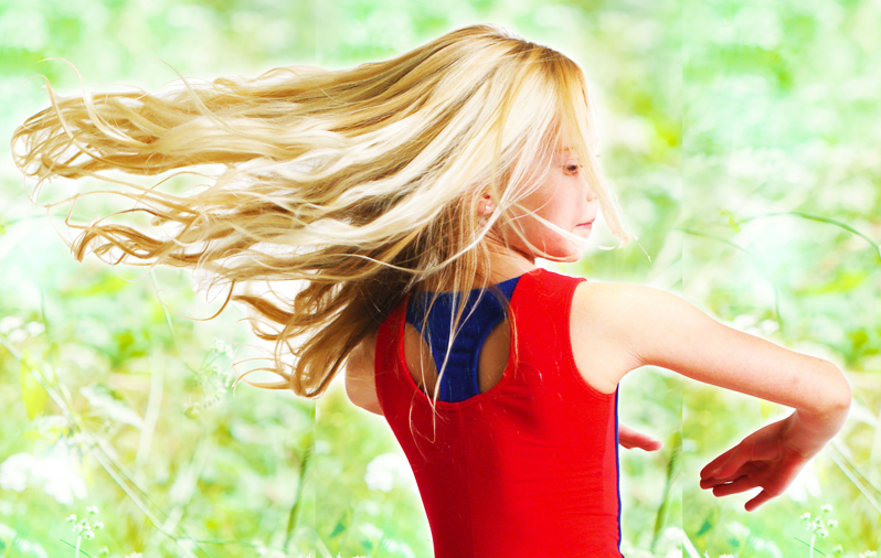 imagen de niña rubia con el pelo suelto